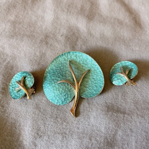 Jewelry - Brooch and clip on earring set